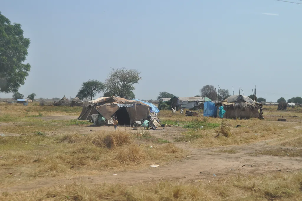 Dwellings on open ground in Abyei, in the disputed region between Sudan and South Sudan (file photo, 2009). This photo does not depict any event reported in this article.