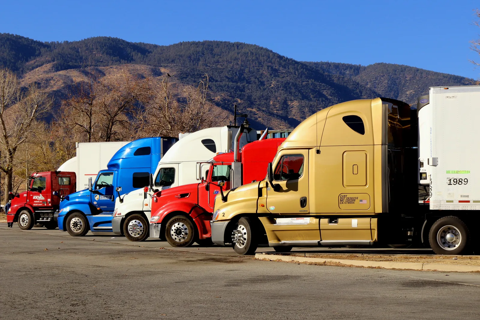 Freight trucks parked in a staging lot. — Photo: Thank You (21 Millions+) views / Wikimedia Commons (CC BY 2.0)