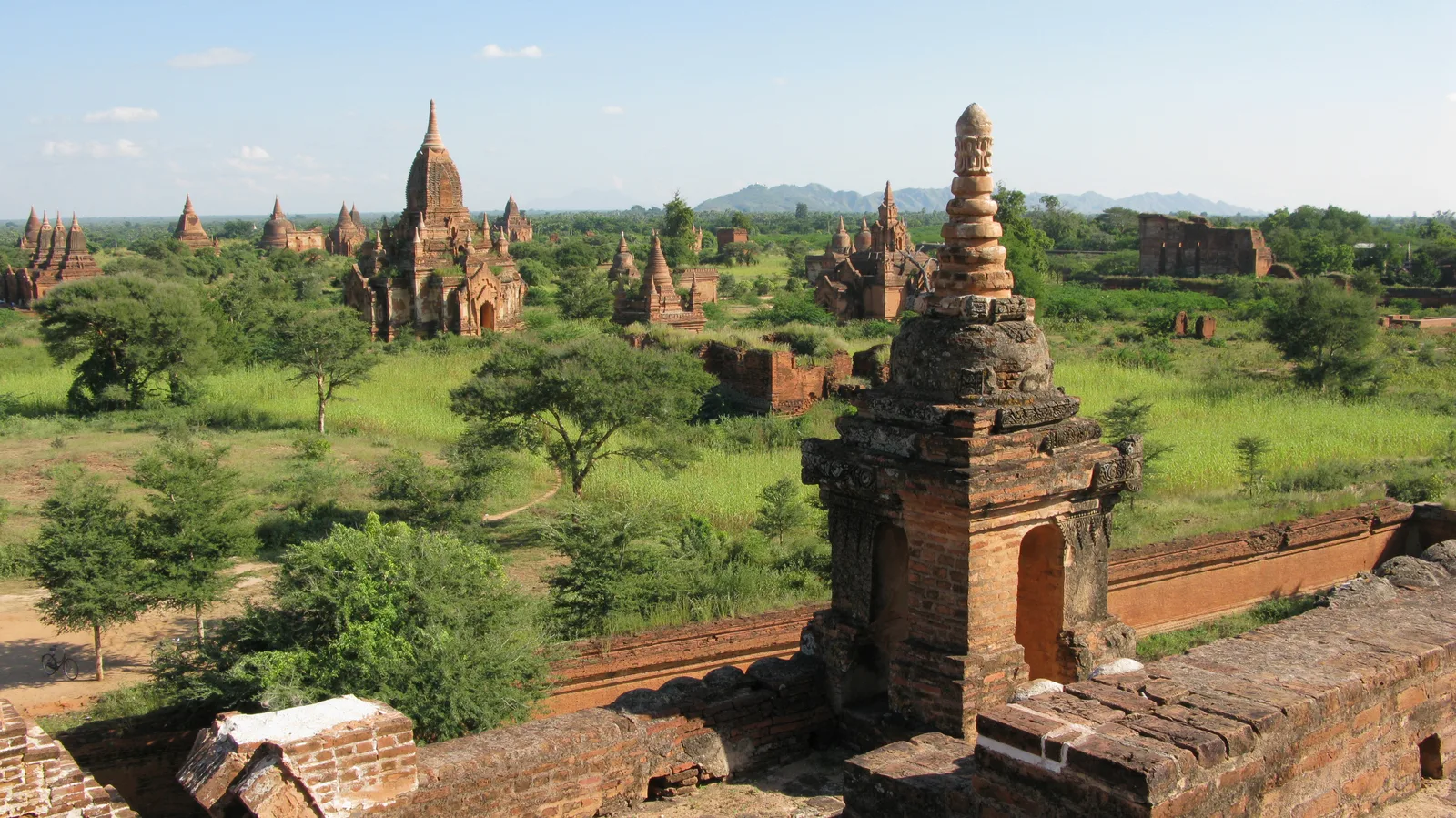 Temples scattered across the plains of Old Bagan. — Photo: Vyacheslav Argenberg / Wikimedia Commons (CC BY 4.0)