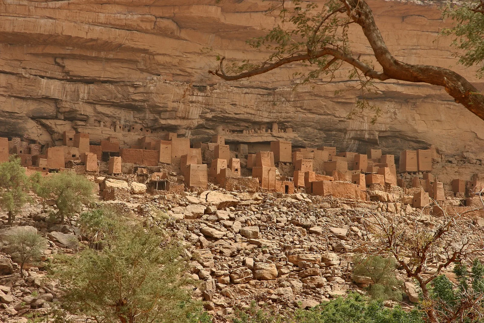 Cliff dwellings beneath the Bandiagara Escarpment, Mali (file photo). The escarpment region is in central Mali, where HRW documented the August 19 cattle-market strike. This photo does not depict any event reported in this article.