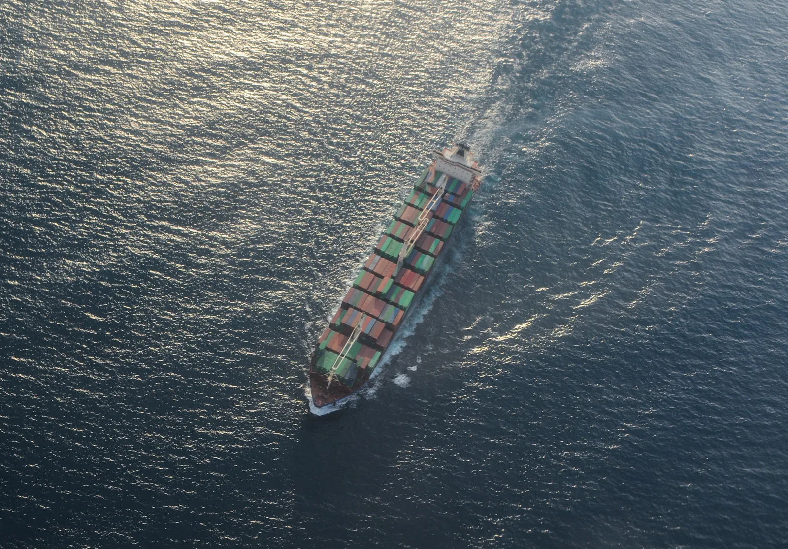 A container cargo ship underway at sea, seen from above. — Photo: Wilfredor / Wikimedia Commons (CC BY-SA 3.0)