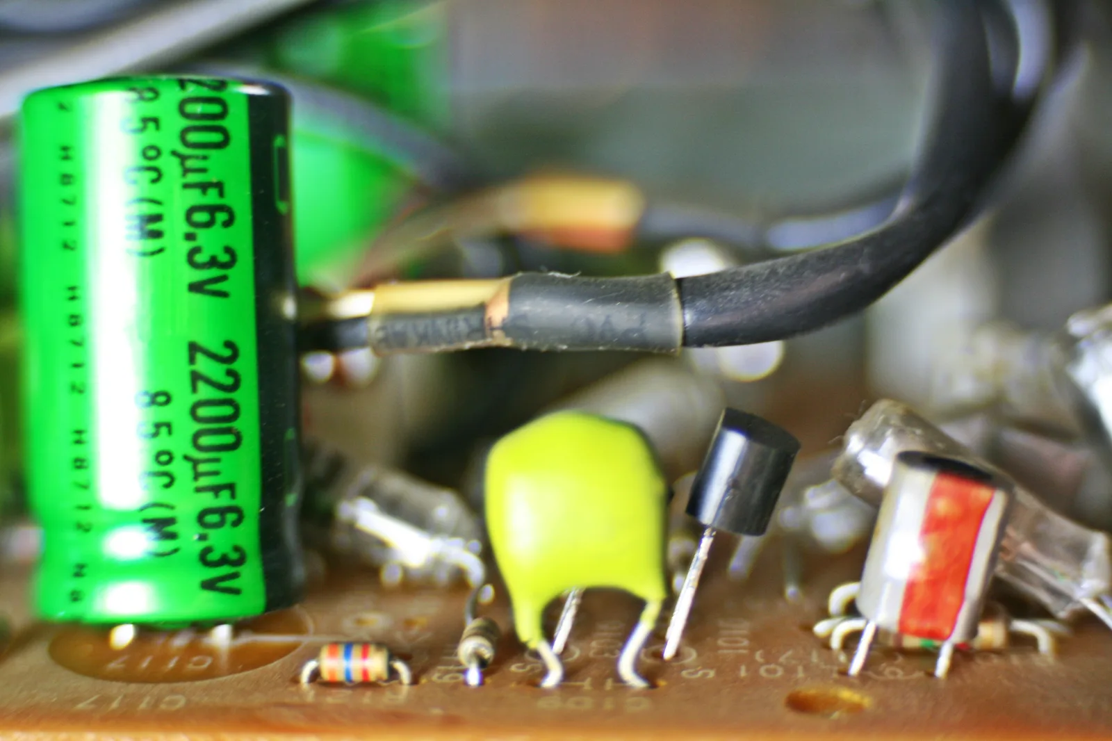 Electronic components on a circuit board, close up. — Photo: Ingo Dierking / Wikimedia Commons (CC BY-SA 4.0)