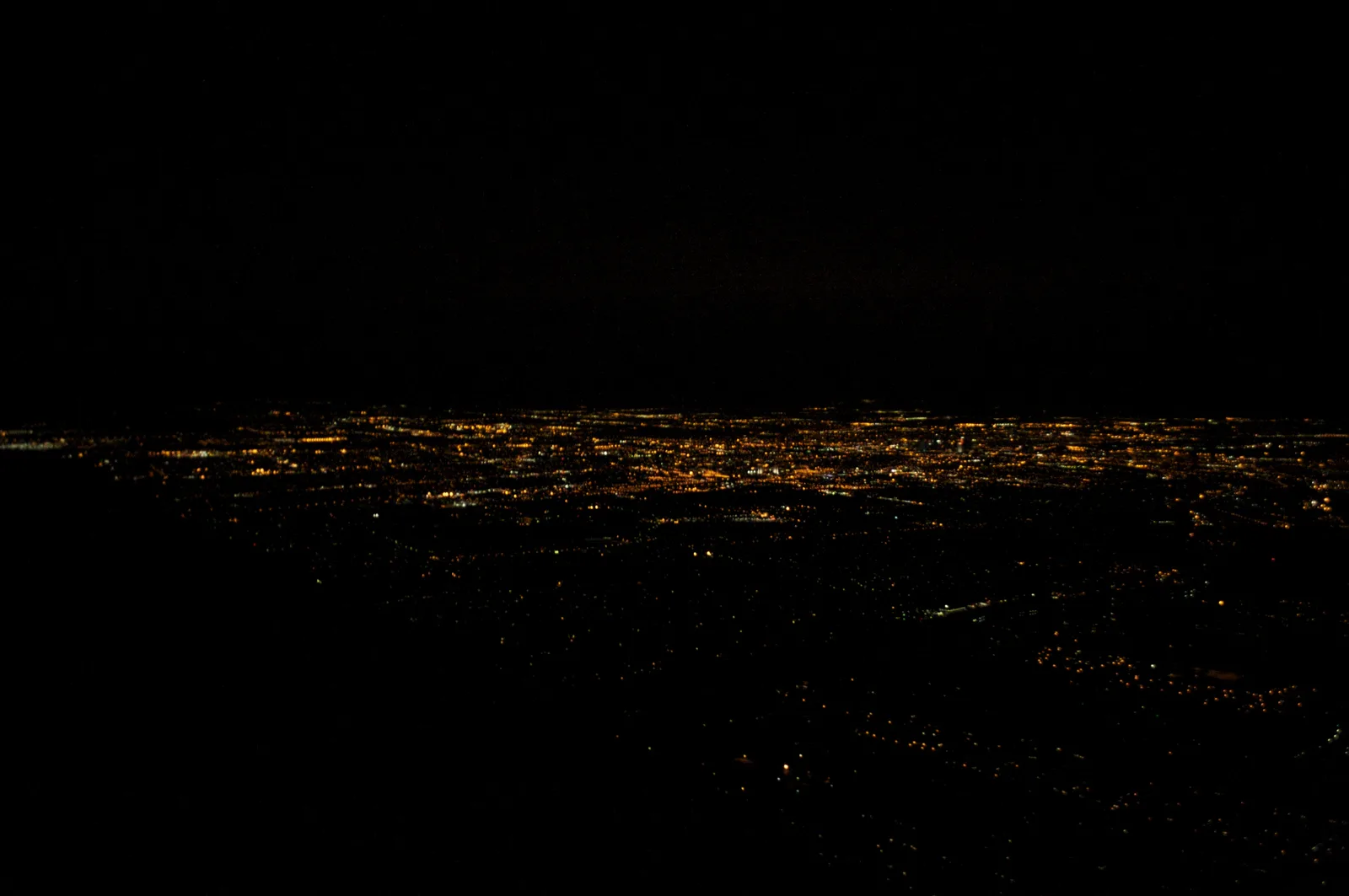A city seen from the air at night. — Photo: Foxtod / Wikimedia Commons (CC0)
