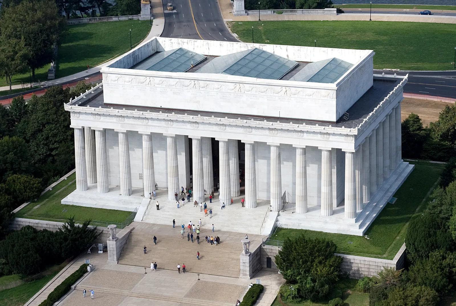 The Lincoln Memorial in Washington, D.C., seen from the east. - Photo: Carol M. Highsmith / Library of Congress (public domain)