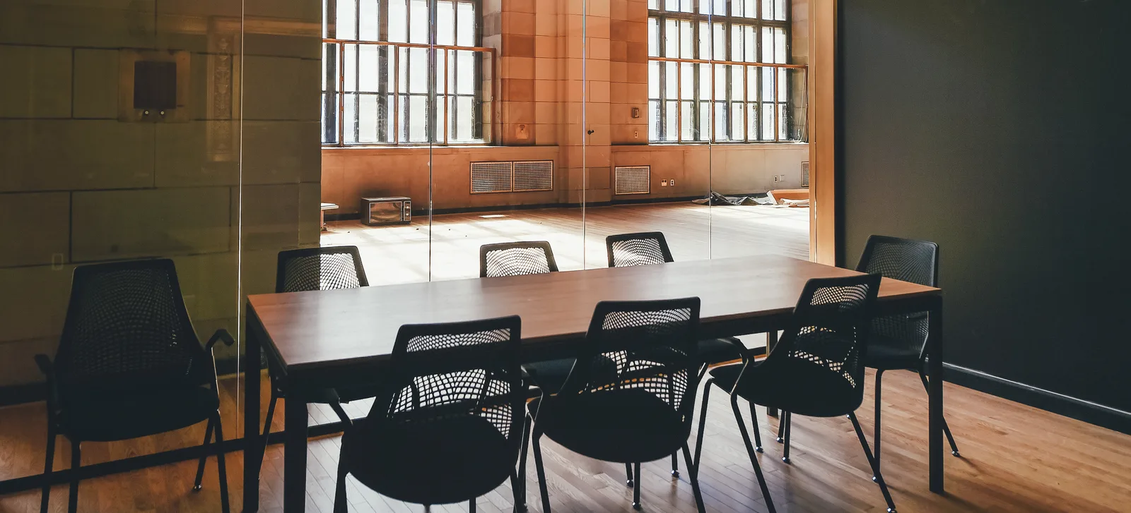 An empty conference room. — Photo: Crew / Wikimedia Commons (CC0)