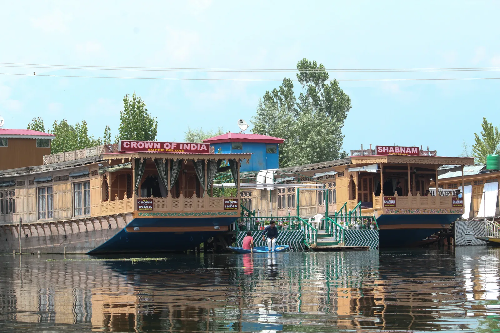 Houseboats moored on Dal Lake, Srinagar. — Photo: Dashrathgoyal85 / Wikimedia Commons (CC BY-SA 4.0)