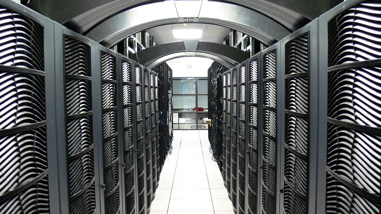 A corridor between server racks inside a data centre (generic file photo). Data centres concentrate search, cloud and AI workloads in single sites, which is why the loss of one facility is hard to absorb quickly. This photo does not depict any Yandex facility.