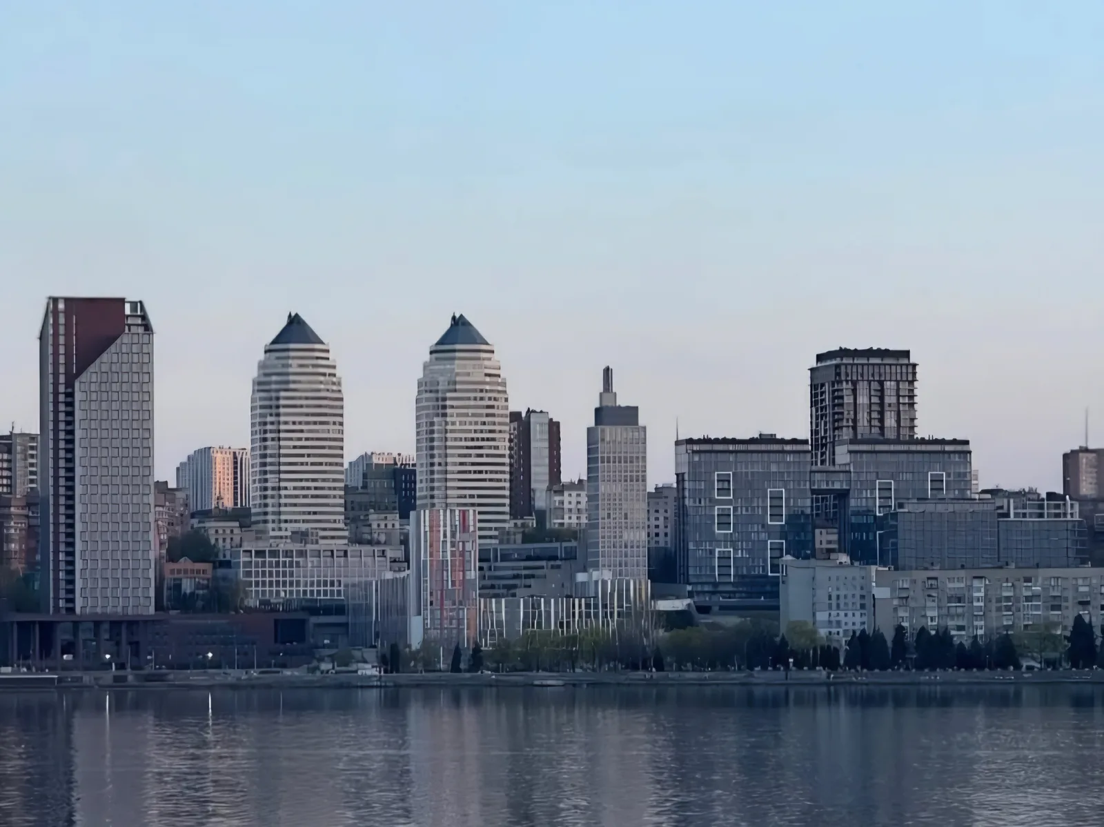 The city of Dnipro, across the river. — Photo: Toss12 / Wikimedia Commons (CC0)
