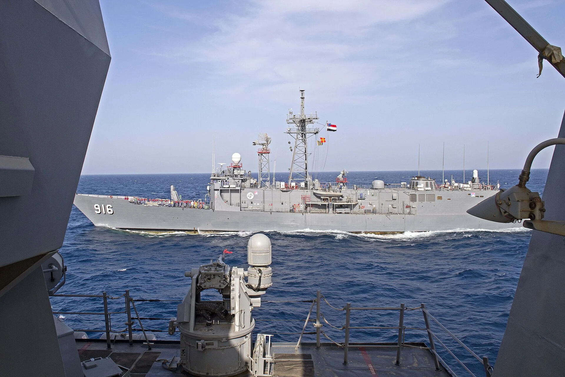 The Egyptian Navy frigate Taba (F 916) underway in the Red Sea during a passing exercise (file photo, 2017). This photo does not depict any event reported in this article.