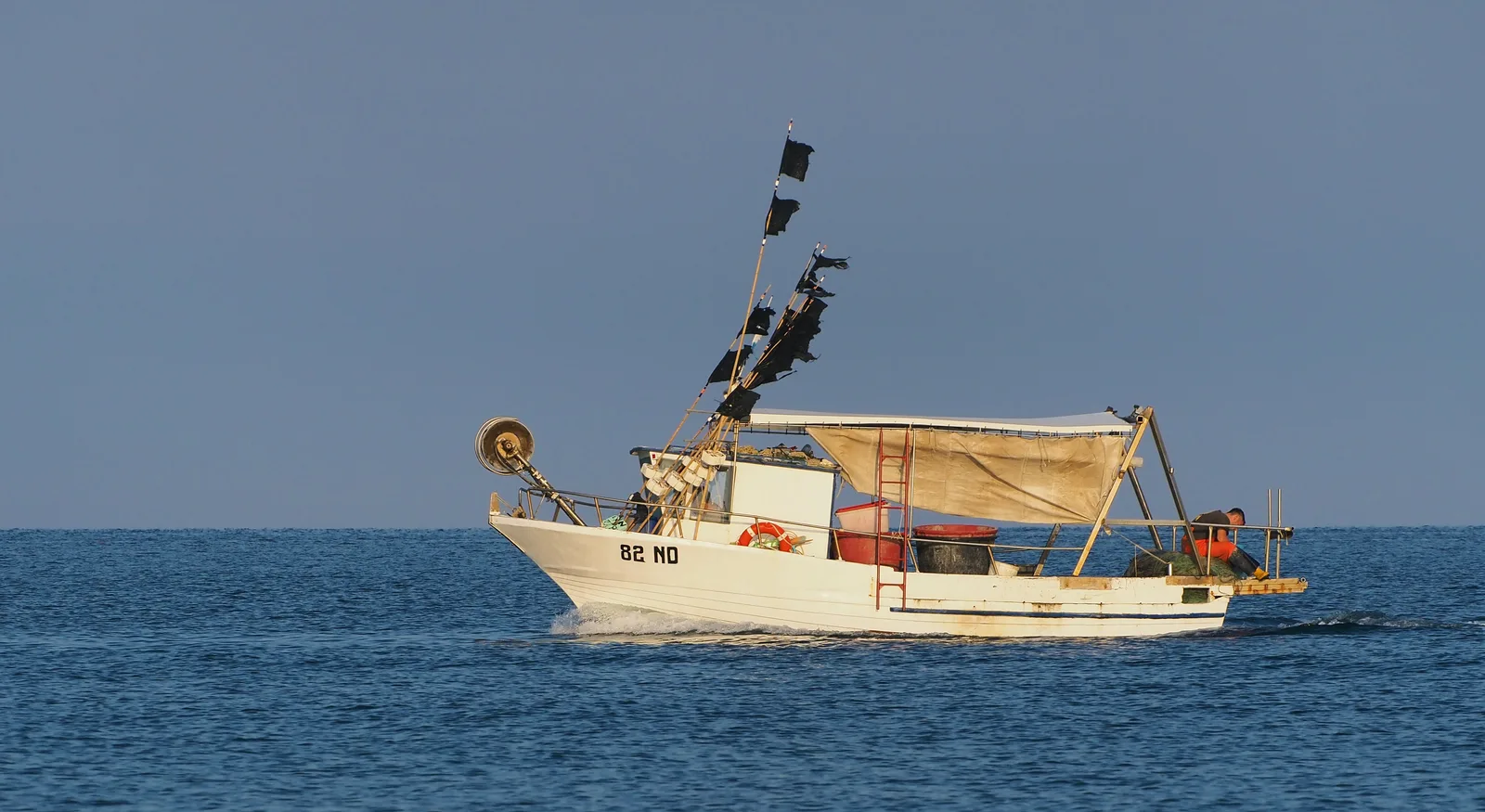 A fishing boat underway on open water. — Photo: Petar Milošević / Wikimedia Commons (CC BY-SA 4.0)