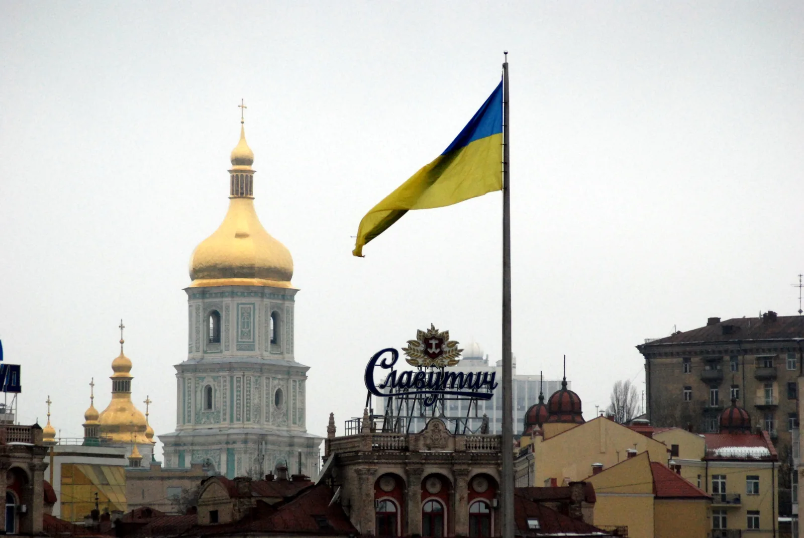 The Ukrainian national flag flying over Kyiv's Maidan Nezalezhnosti, with St. Sophia's bell tower behind. Generic file photo — it does not depict the events described in this article. — Image: Halibutt / Wikimedia Commons (CC BY 2.5)
