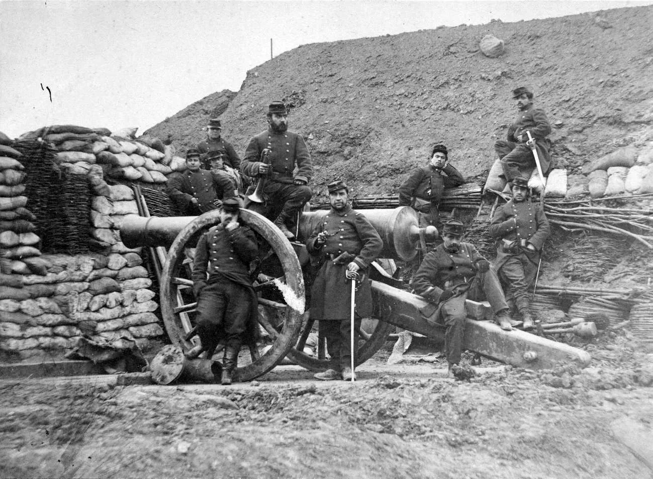 French soldiers pose with an artillery piece at a field position in an archival photograph from July 1870, the war's opening weeks. The image does not depict a specific battle. - Photo: unknown photographer, 1870 (public domain)