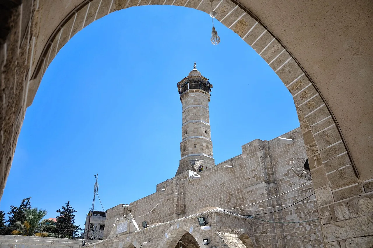 The minaret of the Great Omari Mosque in Gaza City, seen through an arch (file photo, 2015). This photo does not depict any event reported in this article.