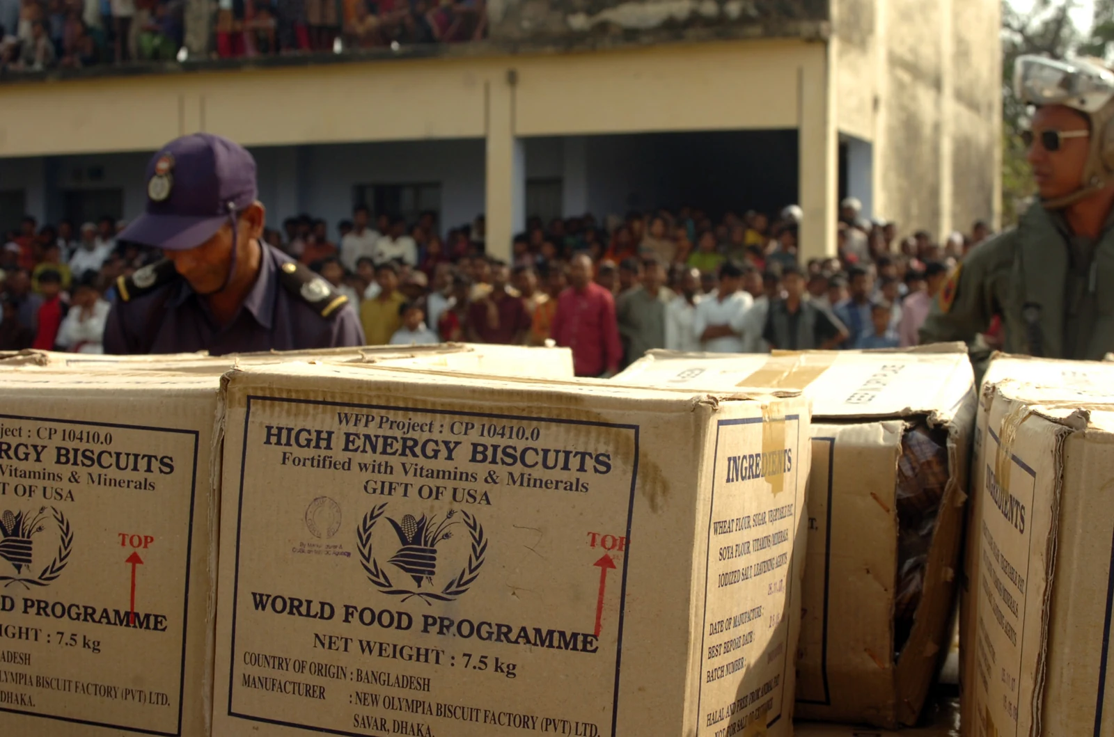 High-energy biscuit boxes at a humanitarian food distribution point. Generic photo; it does not depict the events described in this article. — Image: U.S. Navy / Mass Communication Specialist Seaman Ash Severe (Public domain)