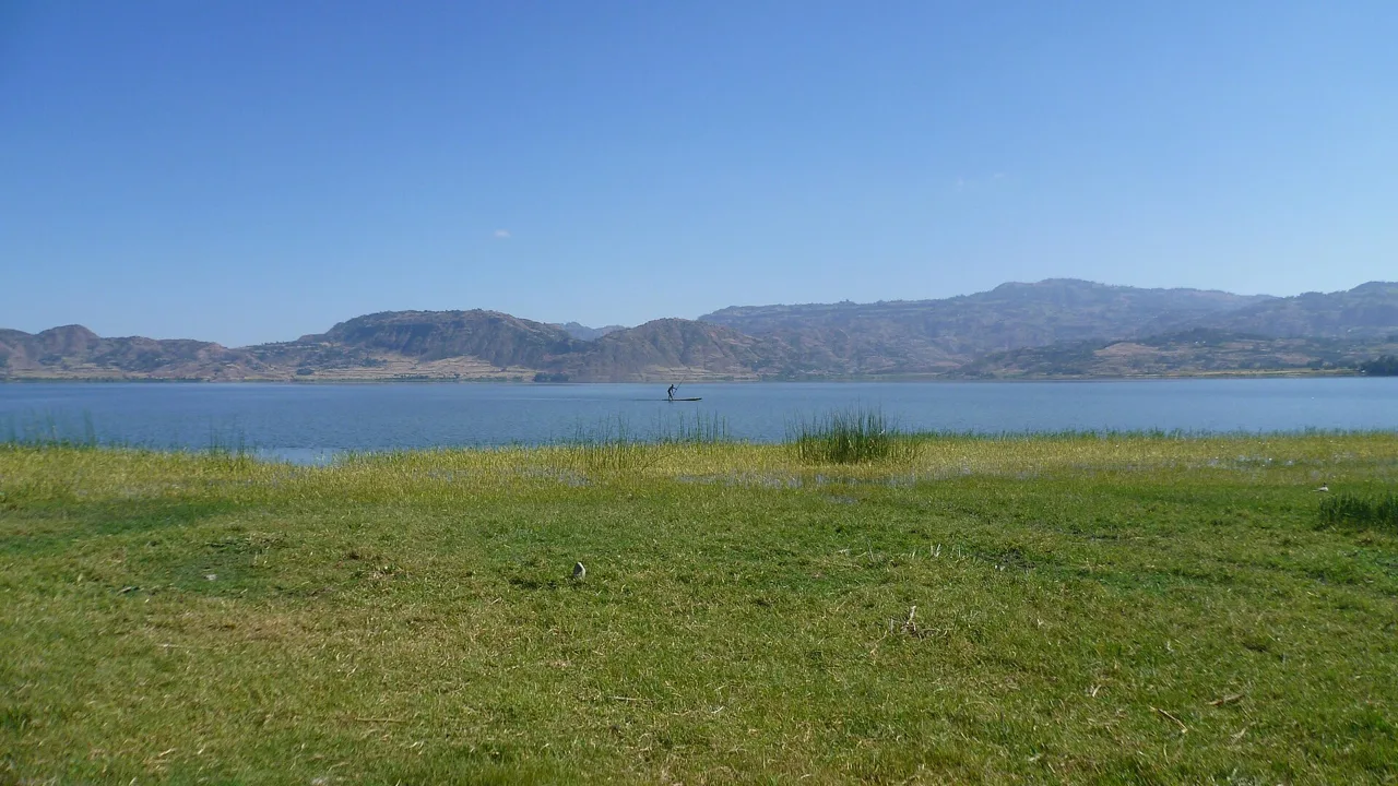 Lake Hayq, near the town of Hayk in Ethiopia's Amhara region (file photo). The Jari 2 displacement camp, near Hayk, was hit by drone strikes on Friday; the injured were taken to Hayk's hospital. This photo does not depict any event reported in this article.