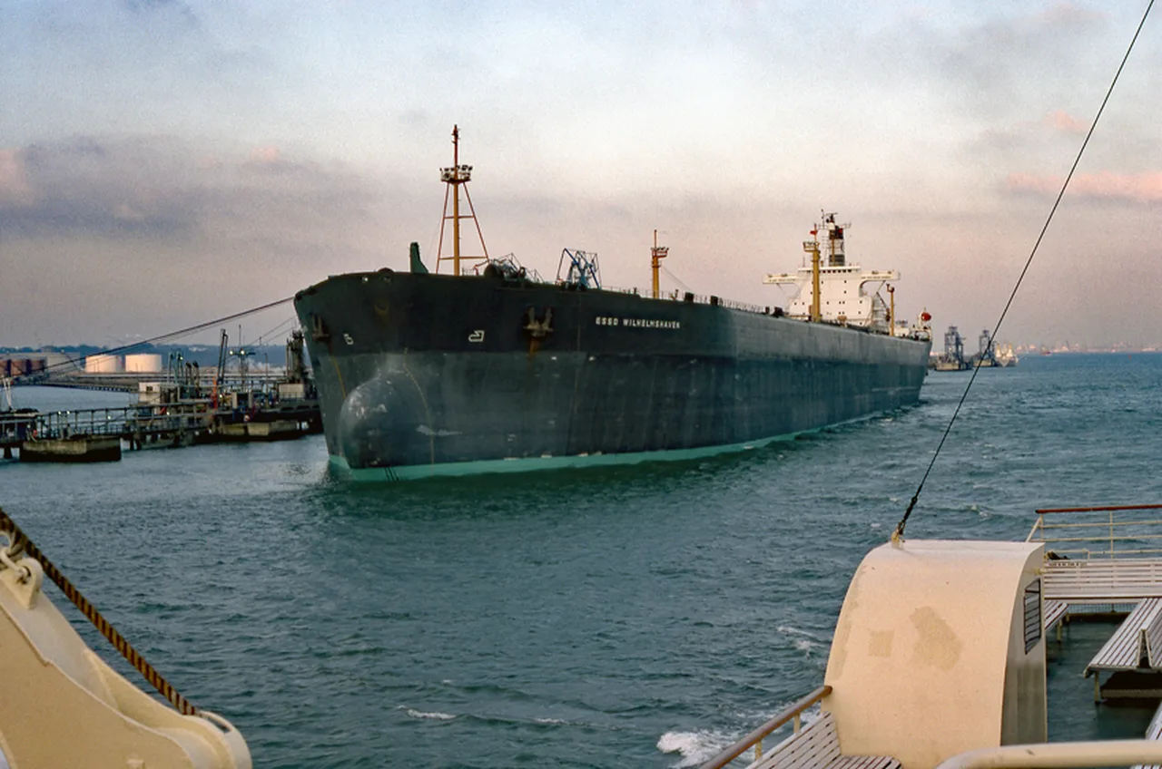 A very large crude carrier (VLCC) at sea — oil tankers of this class carry much of the crude shipped through the Strait of Hormuz. File photo; it does not depict any incident described in this article.
