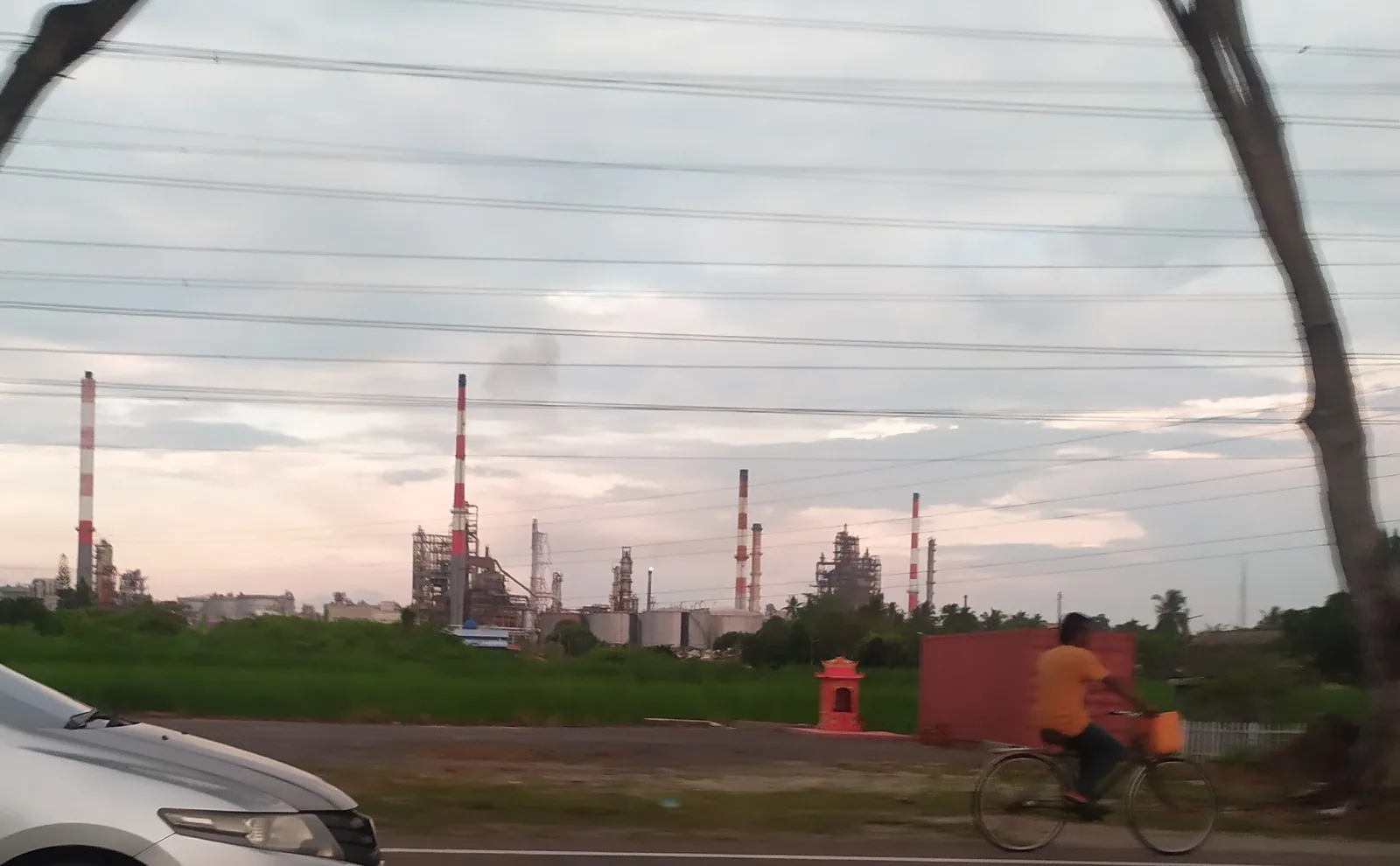 An oil refinery, a generic industrial facility. — Photo: AyyanD / Wikimedia Commons (CC BY-SA 4.0)