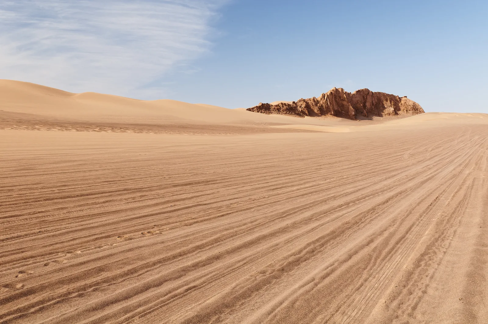 Wind-eroded dunes of the Dasht-e Lut desert. — Photo: Lrkrol / Wikimedia Commons (CC BY 4.0)