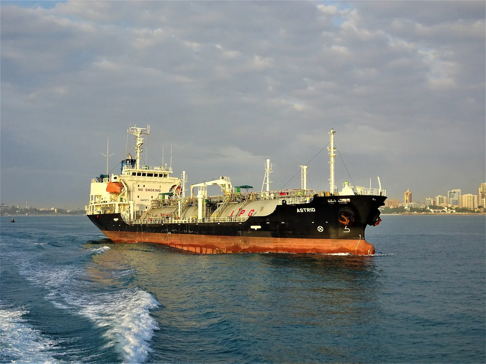 The LPG carrier "Astrid" underway off Dar es Salaam, Tanzania. Generic shipping illustration; it does not depict the sanctioned network's vessels or any specific weapons transfer. — Image: Sarvesh Lutchmun / Wikimedia Commons (CC BY-SA 4.0)