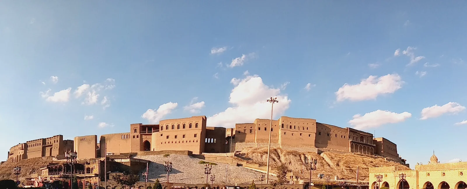 The Erbil Citadel on its historic mound, Erbil, Iraq. Generic photo; it does not depict the events described in this article. — Image: Jihan Sherko / Wikimedia Commons (CC BY 4.0)
