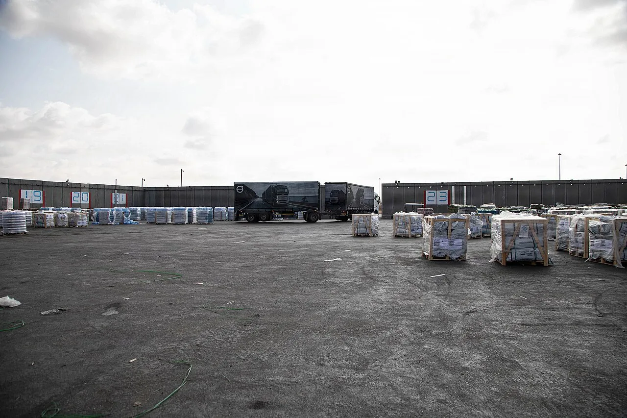 Trucks and palletised cargo at the Kerem Shalom crossing point (file photo). This photo does not depict the events reported in this article.