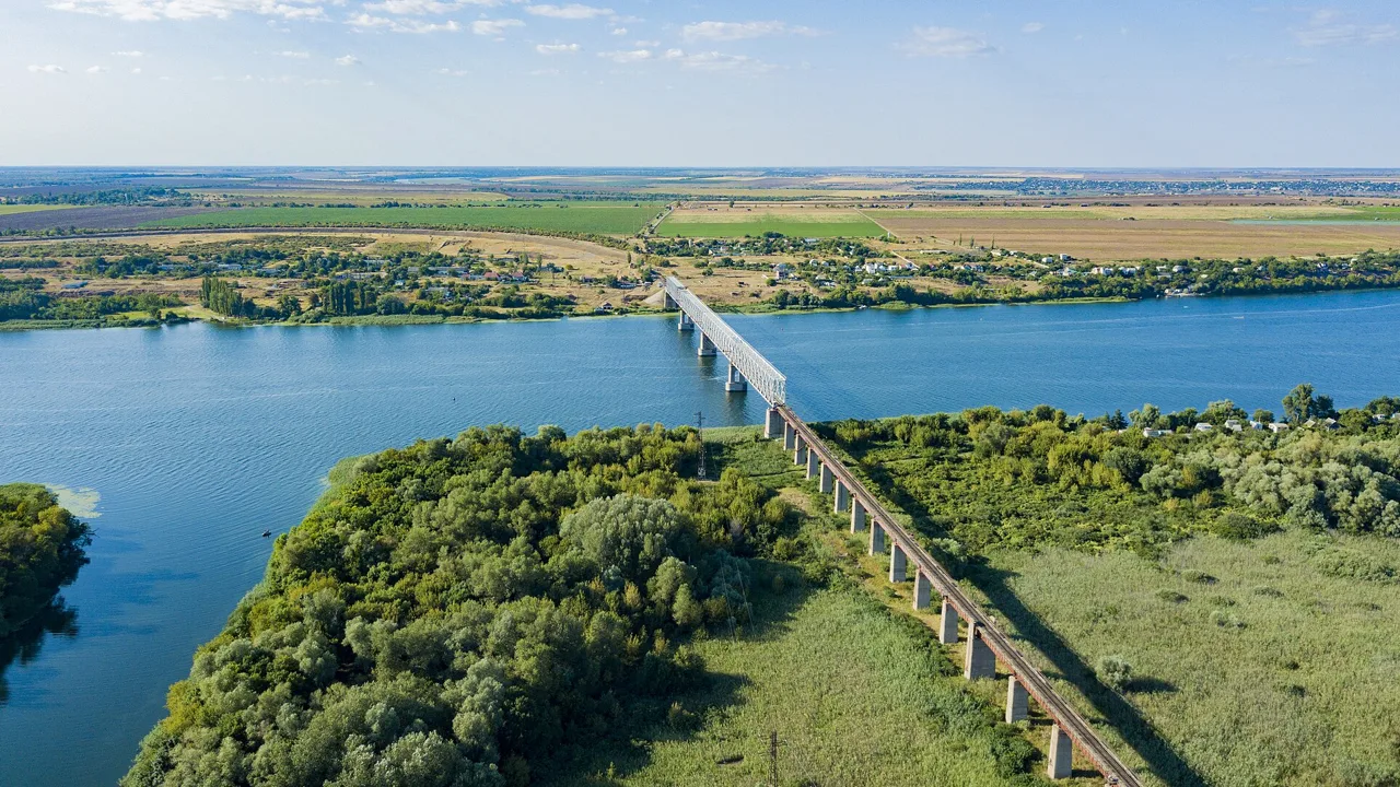 The Antonivka railway bridge over the Dnipro at Kherson, Ukraine (file photo). Crossings around Kherson have been destroyed or mined during the war; mine-clearing of Oleshky's access roads is the ceasefire's first task. This photo does not depict any event reported in this article.