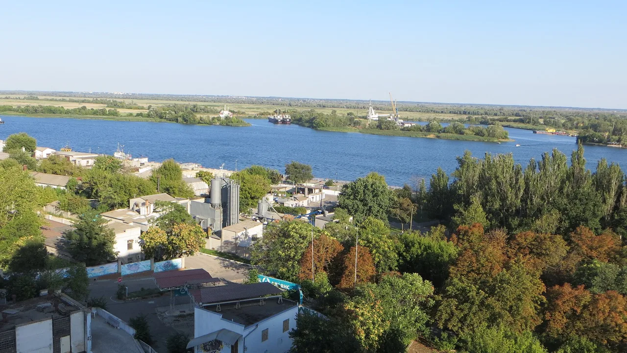 The Dnipro River and port at Kherson, Ukraine (file photo, 2017). The ceasefire that began around Oleshky, across the river, now covers the whole Kherson region. This photo does not depict any event reported in this article.