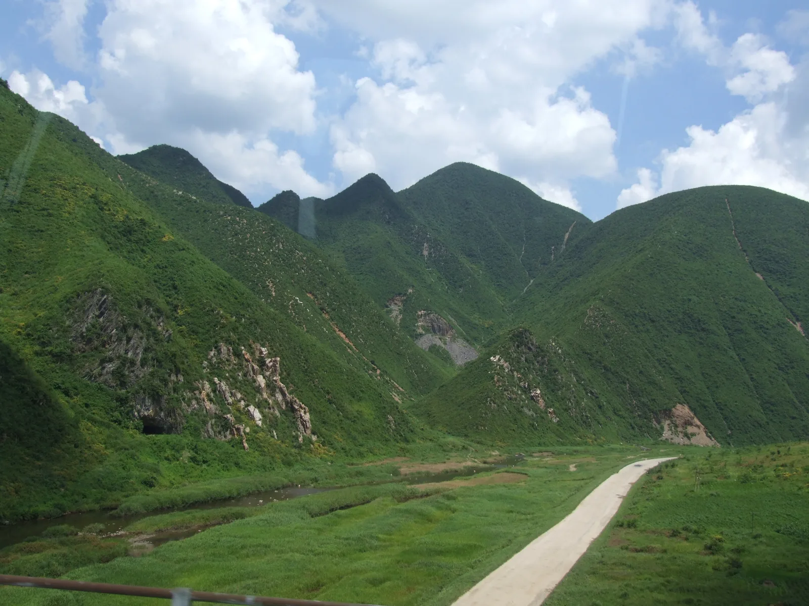 A green mountain valley in North Korea. — Photo: Nicor / Wikimedia Commons (CC BY-SA 3.0)