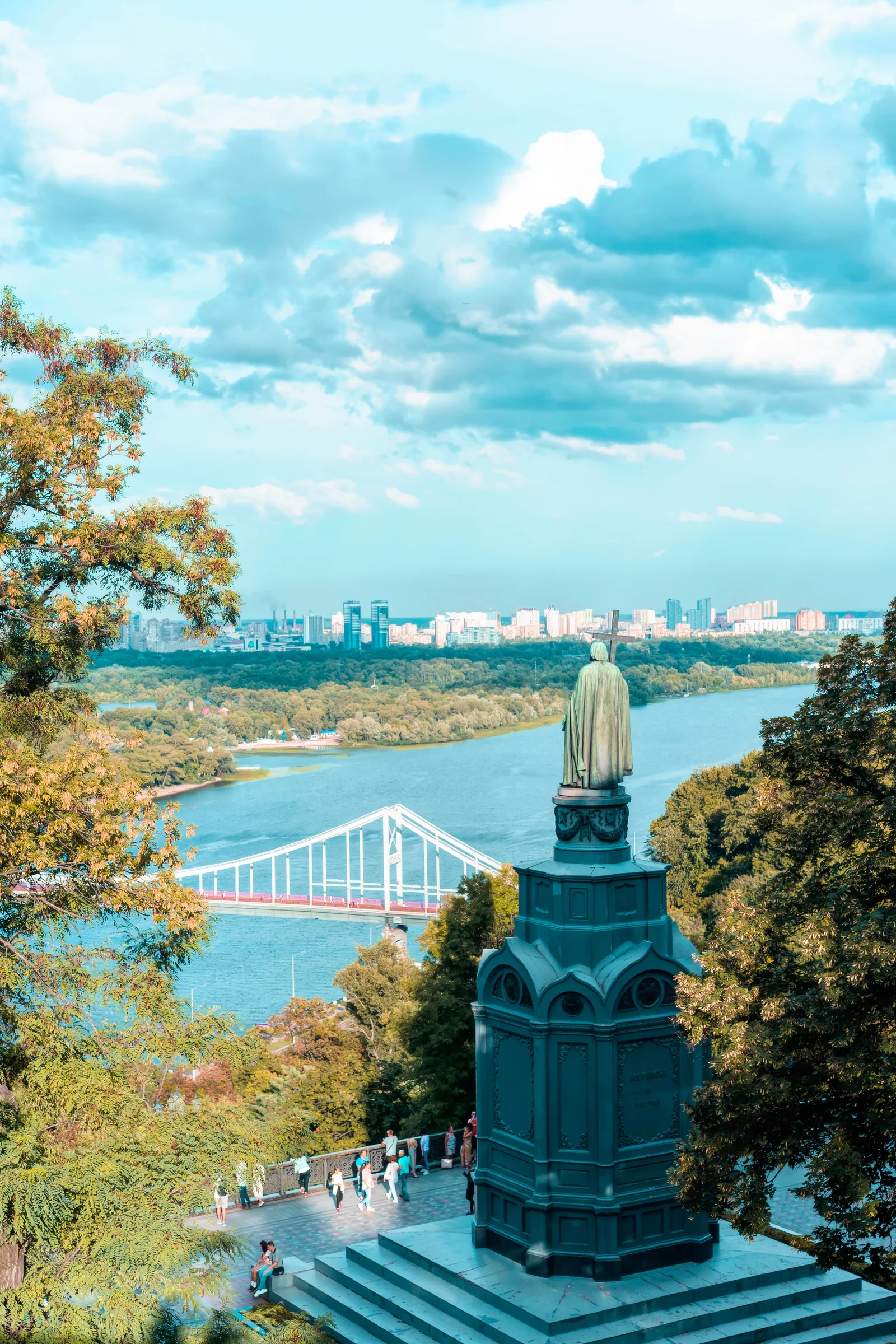 Kyiv's Saint Vladimir Monument overlooking the Dnipro River and a bridge. File photo — it does not depict the strike or the events described in this article.