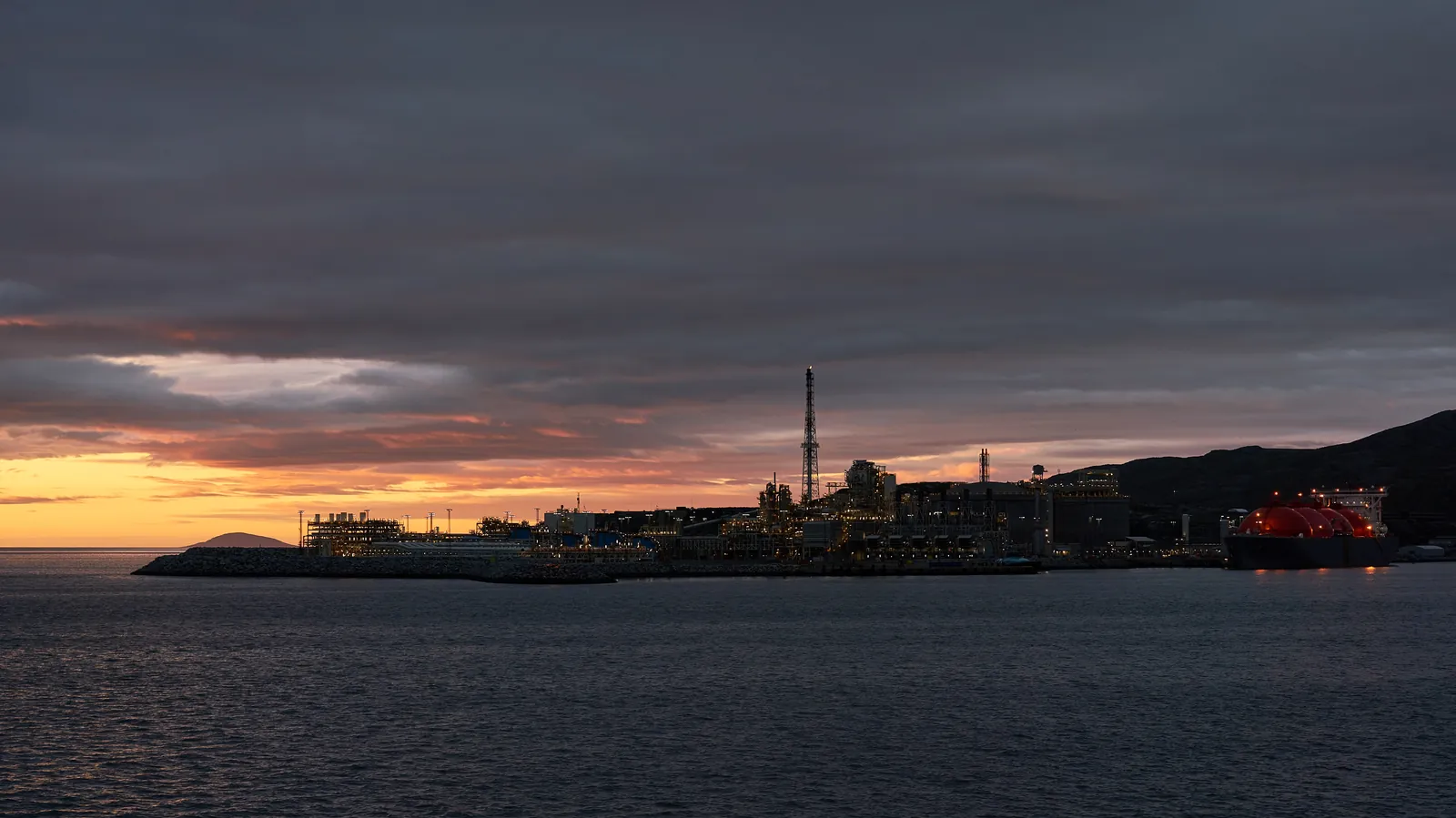 An LNG terminal at twilight (archive photo). This photo does not depict any facility involved in the talks described in this article.