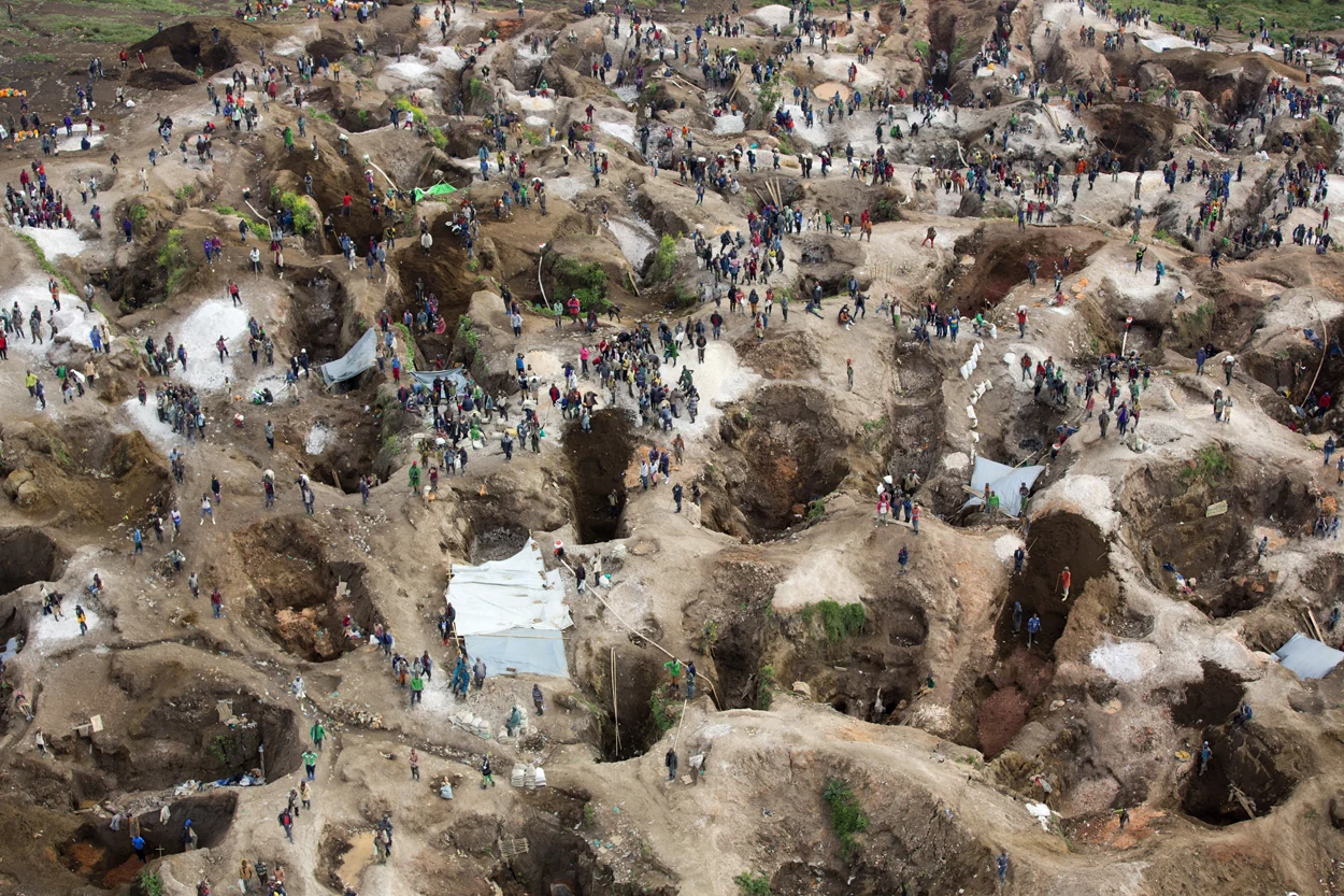 Aerial view of an artisanal coltan mine near Rubaya, North Kivu, Democratic Republic of the Congo. Generic photo; it does not depict the events described in this article. — Image: MONUSCO Photos / Wikimedia Commons (CC BY-SA 2.0)