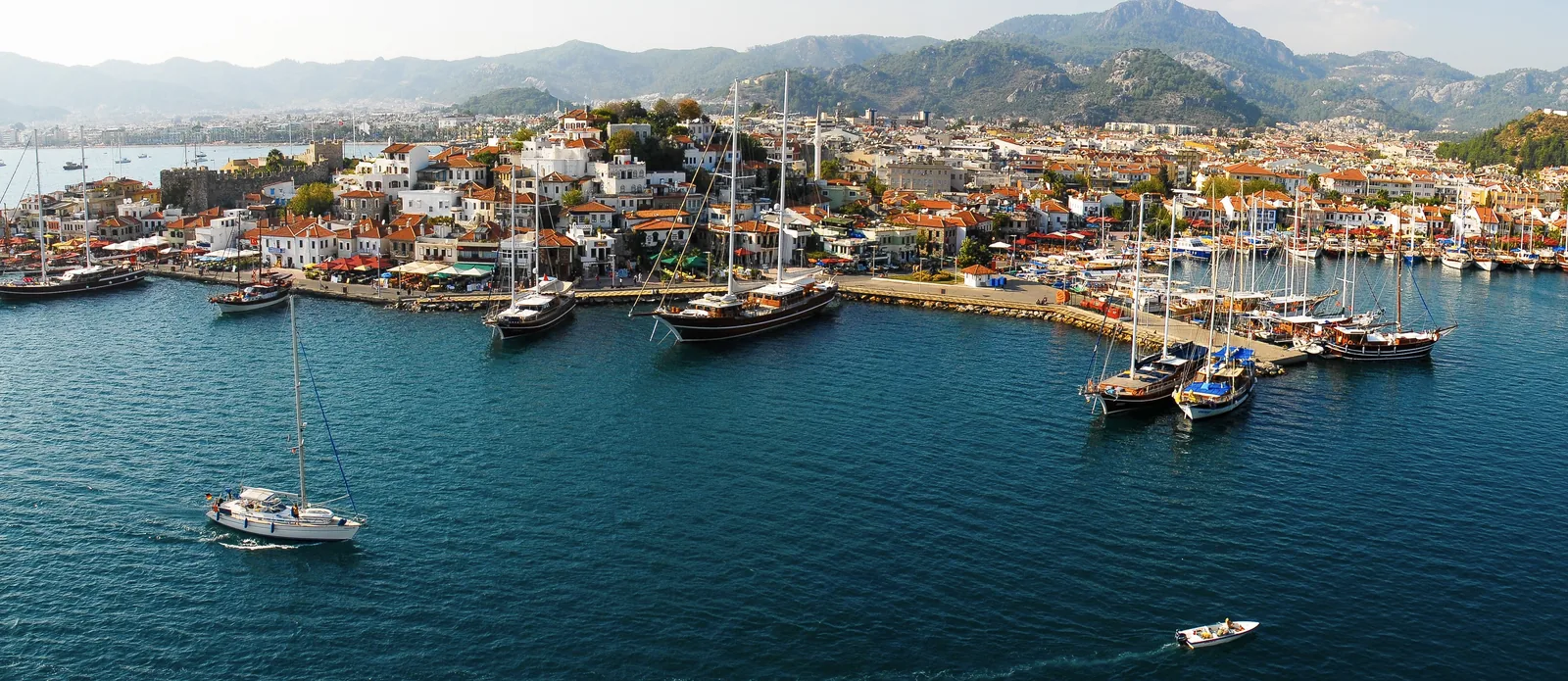 A harbor on the Mediterranean coast, seen from above. — Photo: Mstyslav Chernov / Wikimedia Commons (CC BY-SA 3.0)