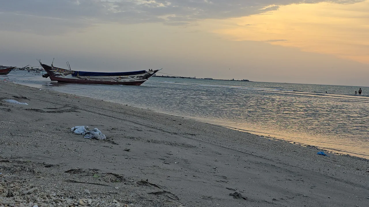 The coast near Mokha, Yemen at dusk. File photo — it does not depict the October 2026 fighting described in this article.