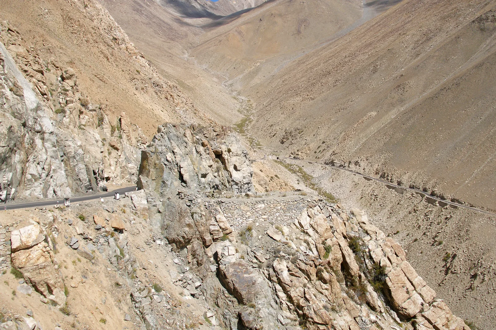 The Khardung La mountain road in the Himalayas. — Photo: Vyacheslav Argenberg / Wikimedia Commons (CC BY 4.0)