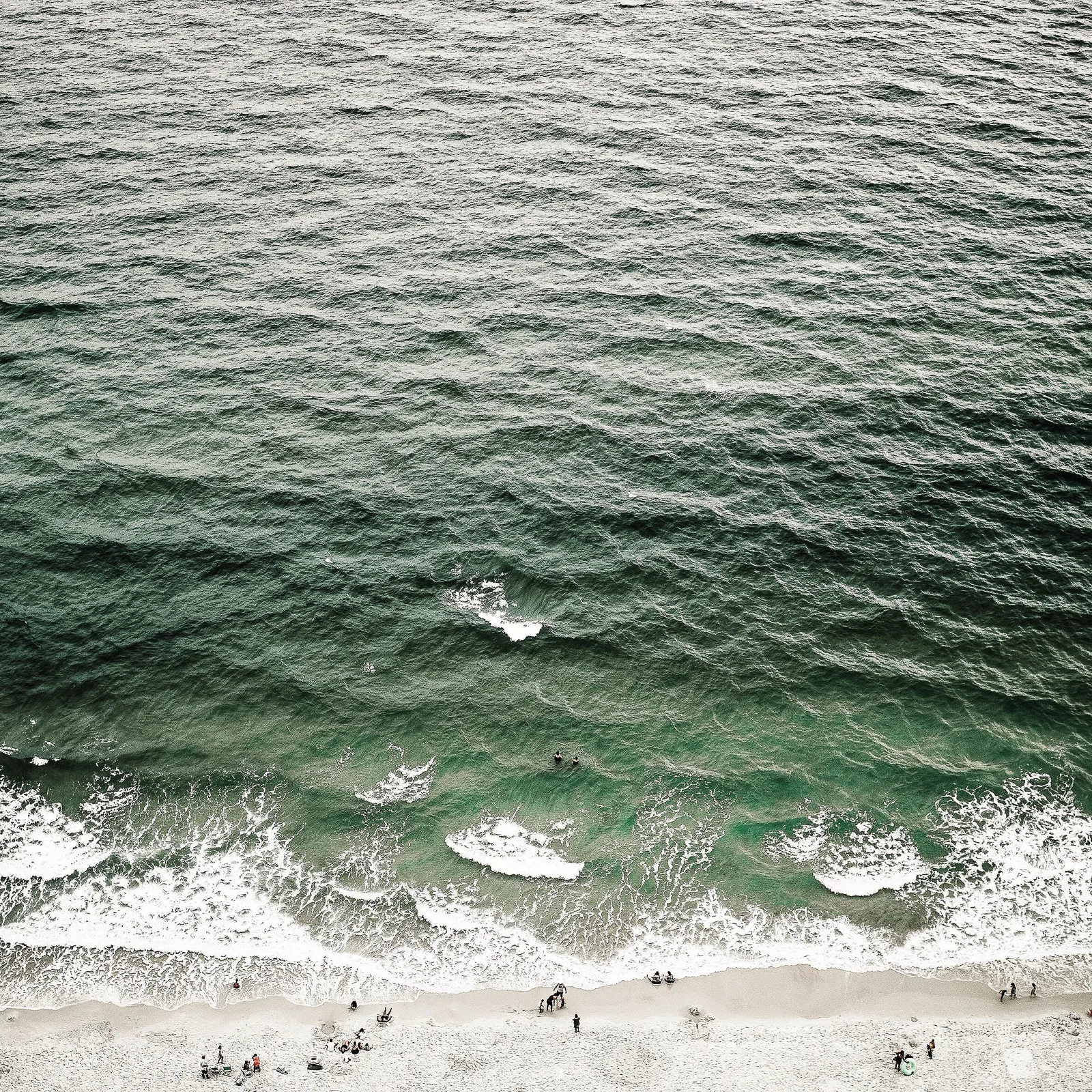 Ocean waves breaking on a beach, seen from above. — Photo: Caleb Jones / Wikimedia Commons (CC0)