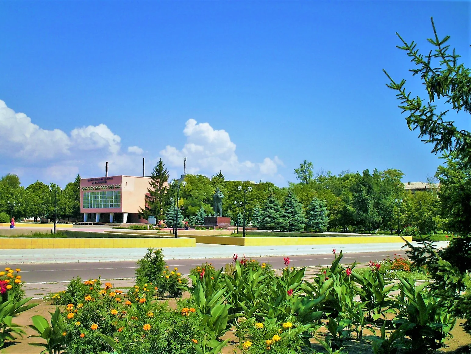 The central square of Oleshky, Kherson region, Ukraine (file photo). About 1,700 to 2,000 people remain in the town, down from roughly 24,000 before the war, according to the White House. This photo does not depict any event reported in this article.