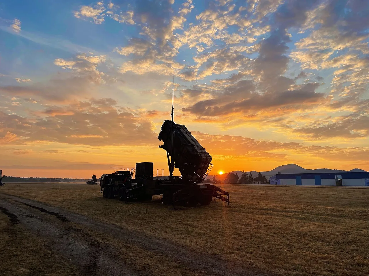 A Patriot launcher silhouetted at sunrise during a deployment in Slovakia (file photo, US Army). This photo does not depict any system in Ukraine or any event reported in this article.