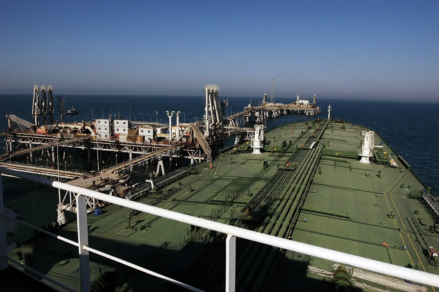 An oil tanker taking on crude at the Al Basrah Oil Terminal in the Persian Gulf (file photo, US Navy). This photograph does not depict any vessel, terminal or event reported in this article.