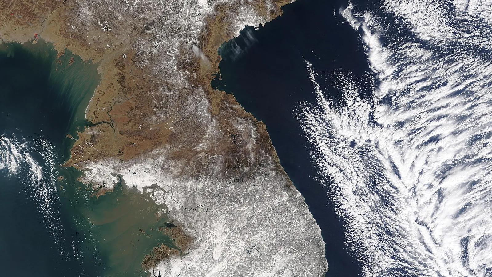 NASA satellite view of the Korean Peninsula (March 2004 imagery). — Image: Jeff Schmaltz, MODIS Rapid Response Team, NASA/GSFC / Wikimedia Commons (public domain)
