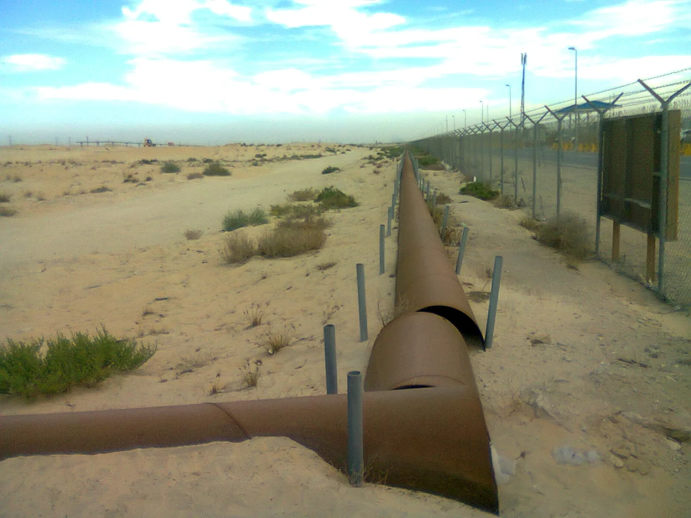 Oil pipelines in the desert near Jubail, Saudi Arabia (file photo). This photo does not depict the East-West pipeline, the pumping stations, or any event reported in this article.