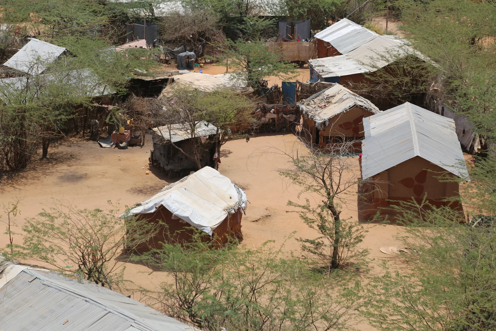 Tents in a displacement camp, seen from above. — Photo: David kabiru / Wikimedia Commons (CC BY-SA 4.0)