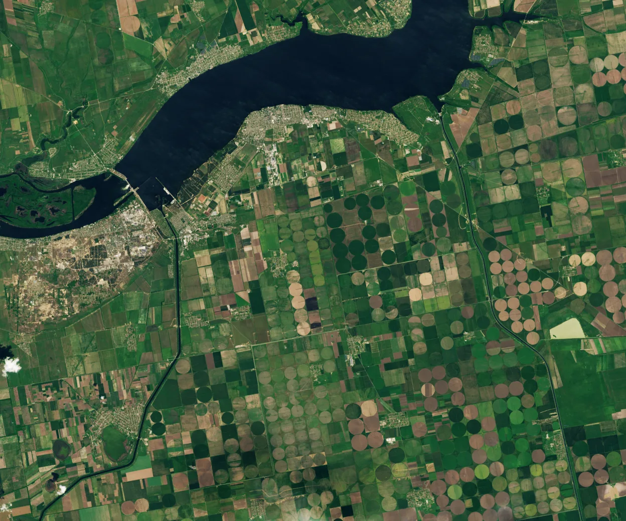 Satellite view of southern Ukraine's irrigation canals near the Dnipro River (2023). This photo does not depict the reported events.