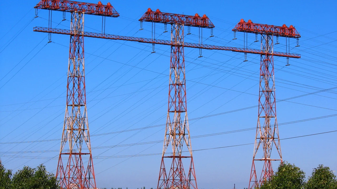 High-voltage electricity pylons in Ukraine (2006 photo). This photo does not depict any event reported in this article.