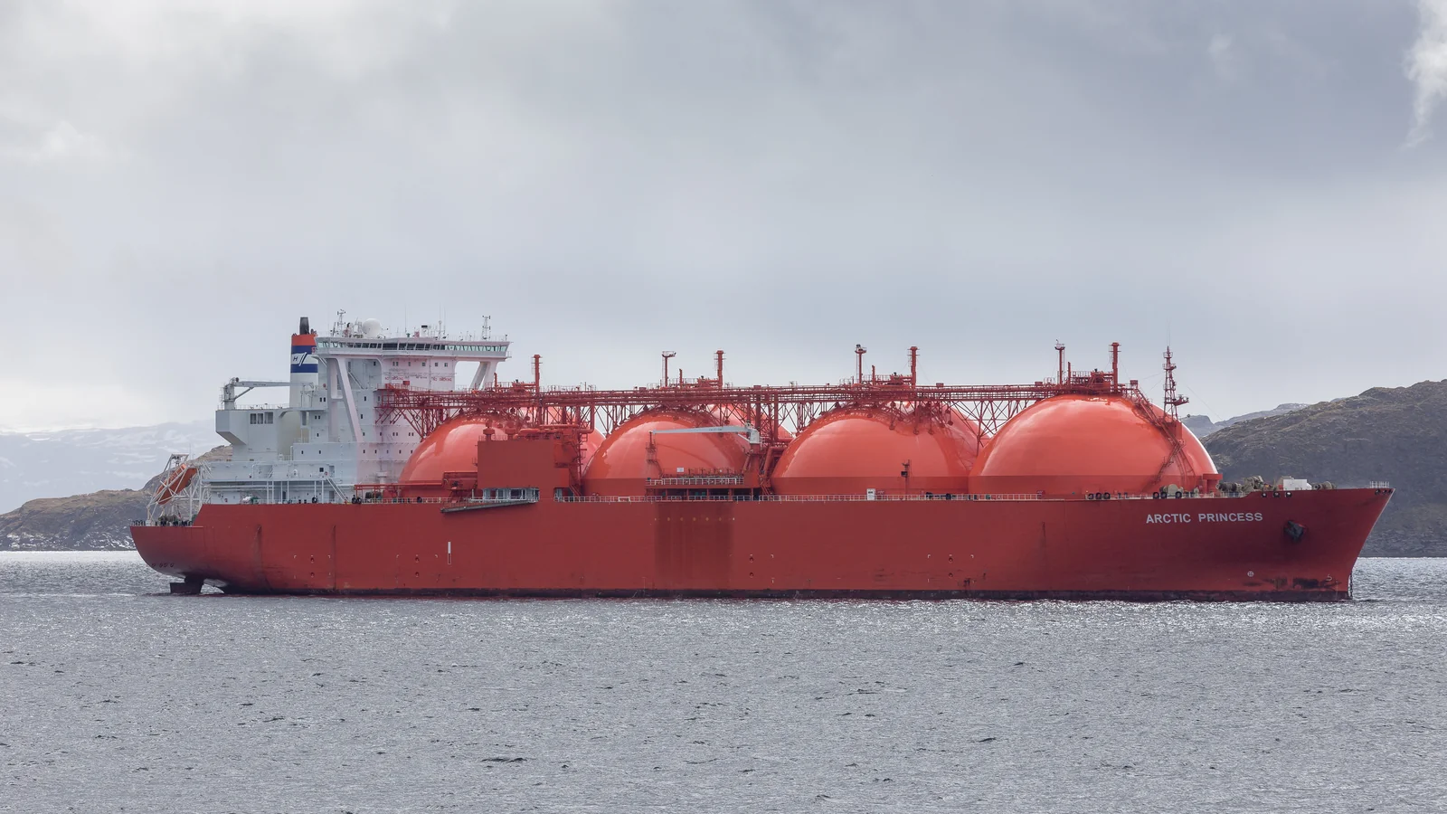 An LNG carrier with spherical storage tanks at sea. Generic photo; it does not depict the events described in this article.