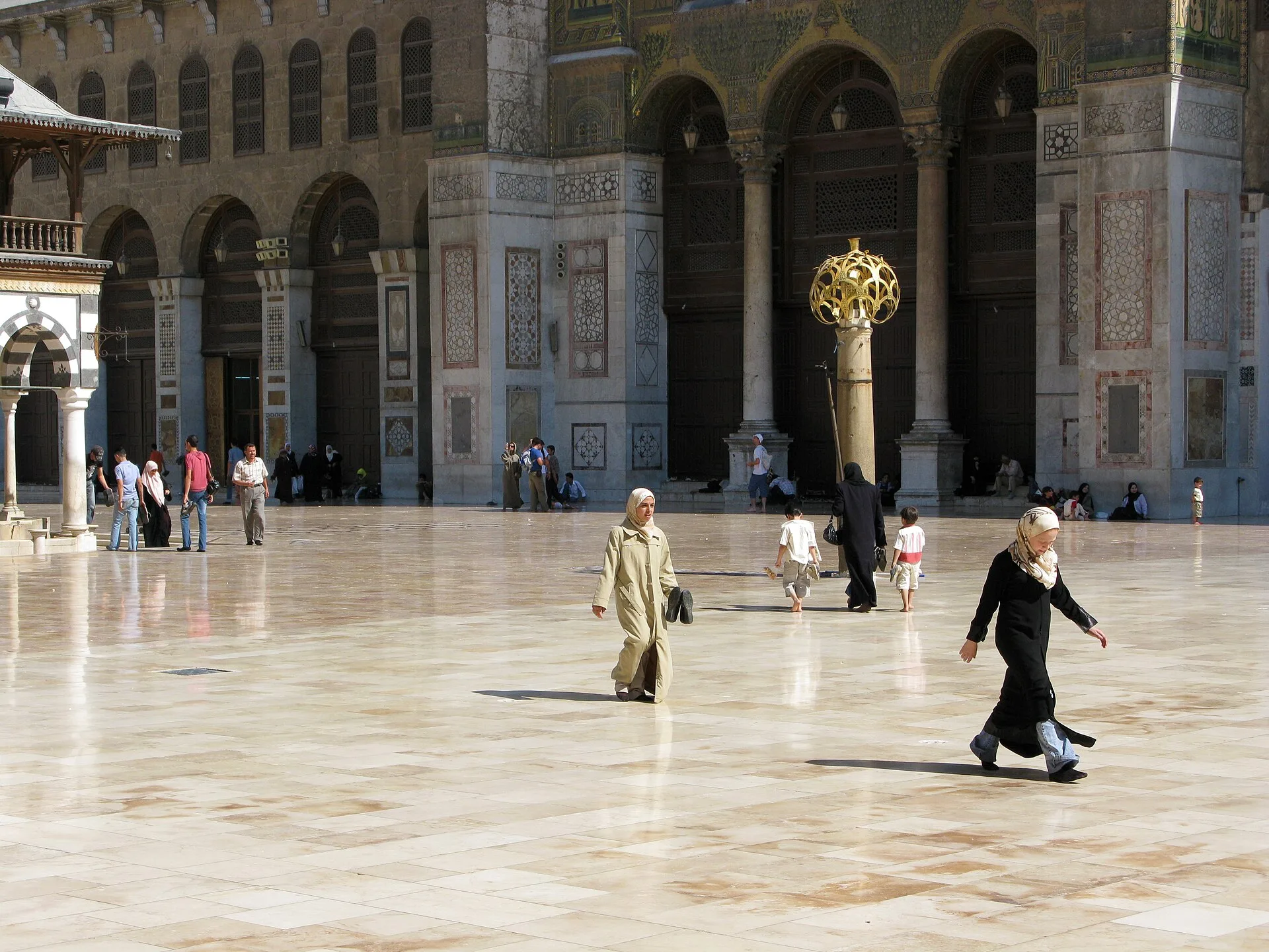 The courtyard of the 8th-century Umayyad Mosque in Damascus. — Photo: Vyacheslav Argenberg / Wikimedia Commons (CC BY 4.0)