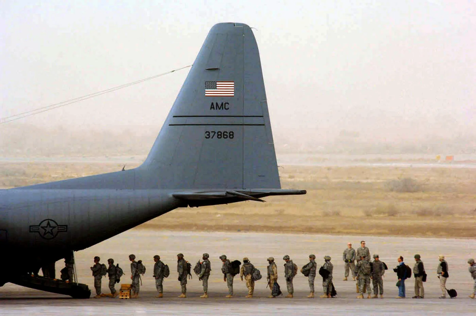 U.S. military personnel board a C-130 Hercules transport aircraft at Sather Air Base, Iraq, in an archive photo. The image does not depict the September 2026 withdrawal.