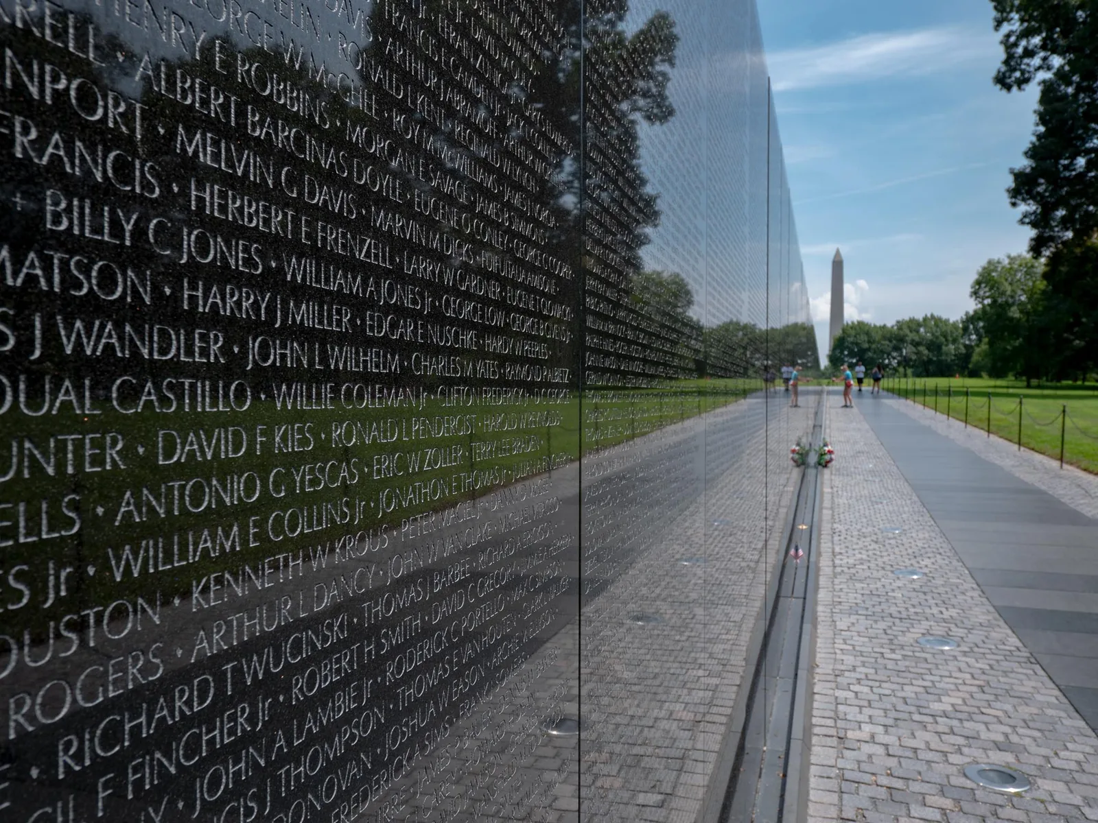 The Vietnam Veterans Memorial wall in Washington, D.C., with the Washington Monument in the distance. - Photo: David J. Jackson / Wikimedia Commons (CC BY-SA 4.0)