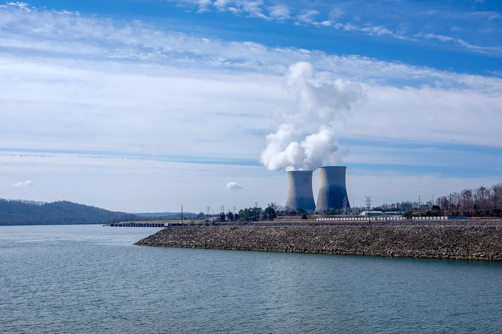 Cooling towers at a power plant on a river (generic file photo, in the United States). This photo does not depict any facility reported in this article.
