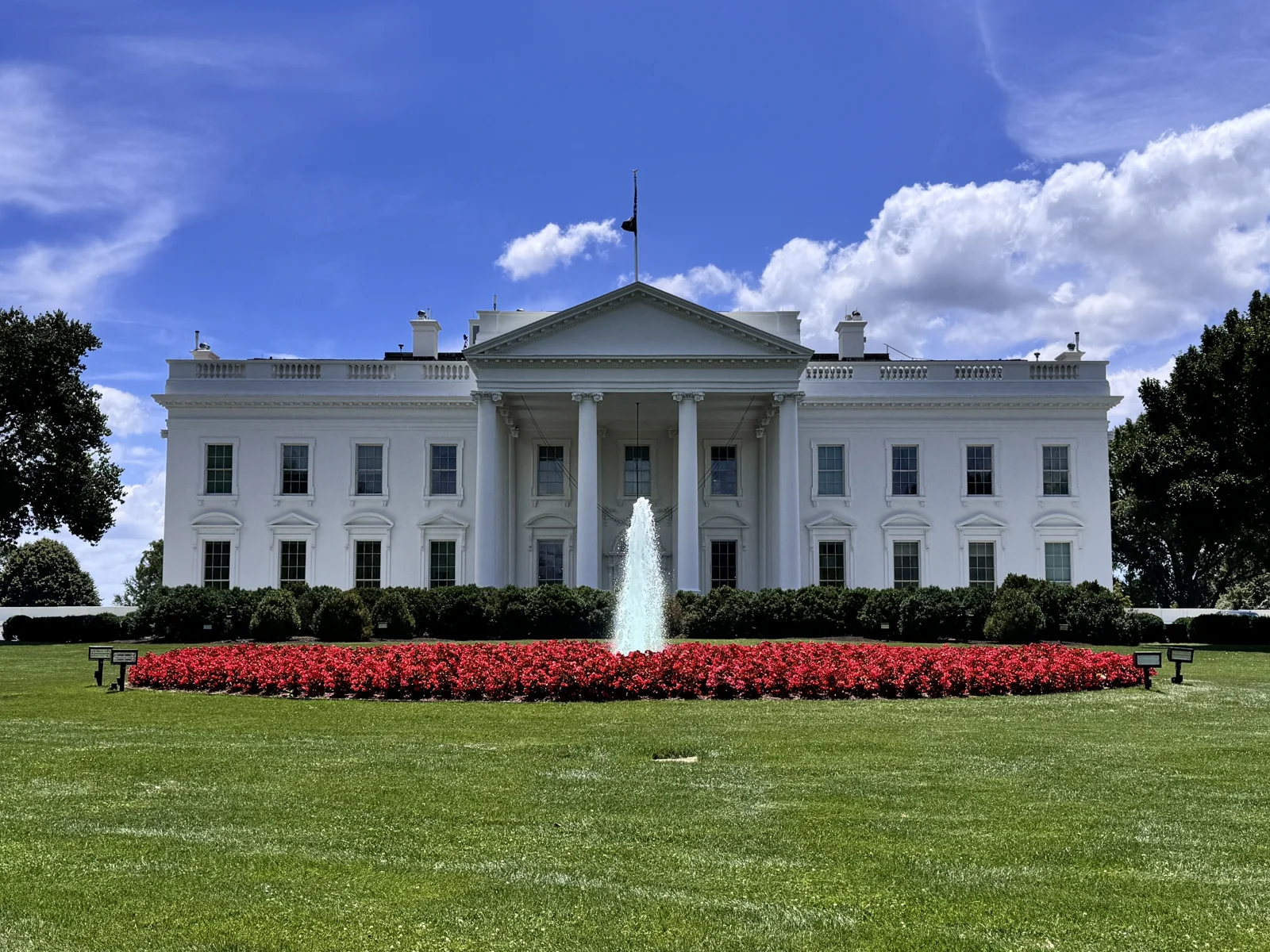 The White House in Washington, D.C., photographed from Lafayette Square in June 2024. This is a generic view and does not depict the meetings. — Photo: DJTechYT / Wikimedia Commons (CC BY-SA 4.0)