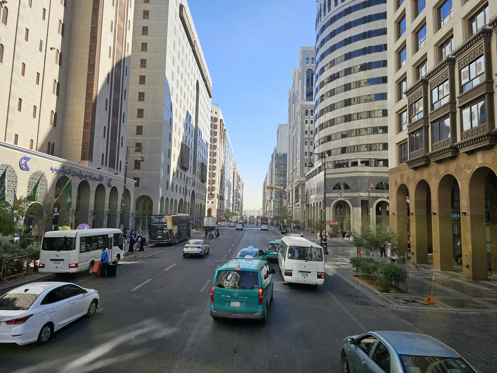 A modern commercial street in Medina, Saudi Arabia. Generic city view — it does not depict the reported drone strike or any damage. — Image: Kaliper1 / Wikimedia Commons (CC BY-SA 4.0)